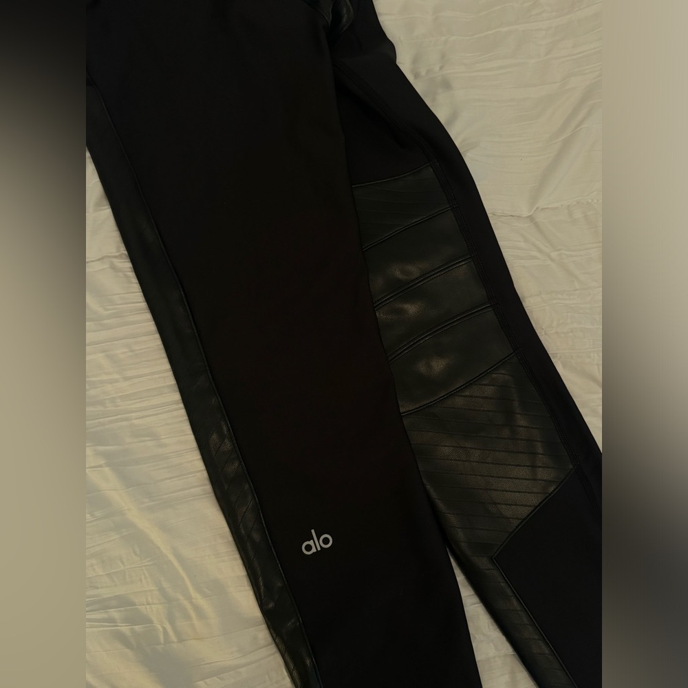 ALO Yoga Black Sweatpants with Sleek Design